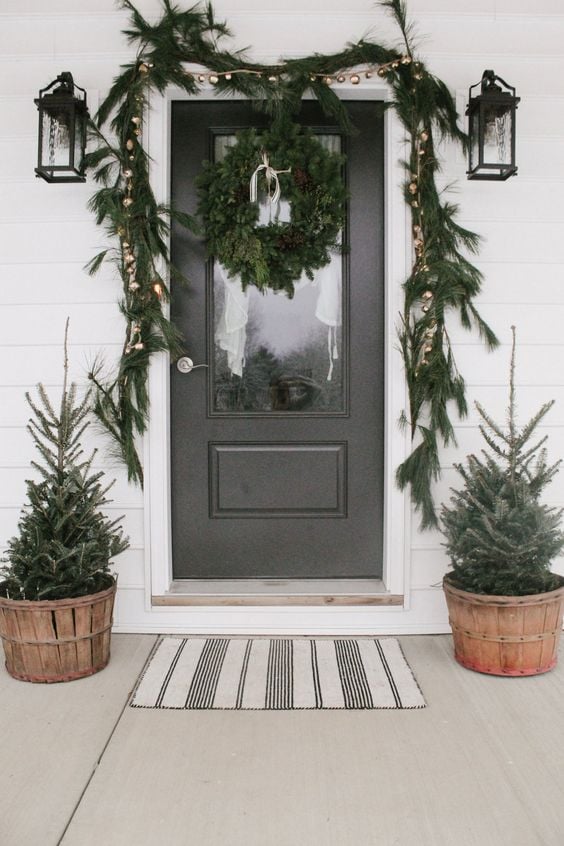 Simple Winter Front Porch Decor Ideas; ways to decorate your front door and home entrance this season! Garland