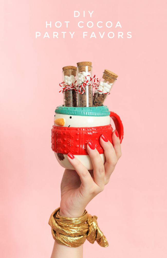 Easy Homemade Christmas Gifts; hot cocoa party favour