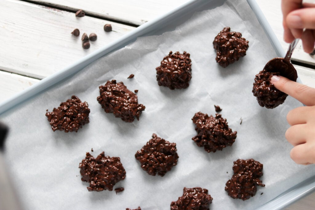 2 Ingredient Chocolate Rice Krispy Bites; A simple healthy dessert treat that is vegan, dairy free and guilt free! Made with only two ingredients, chocolate and brown rice krispie cereal!