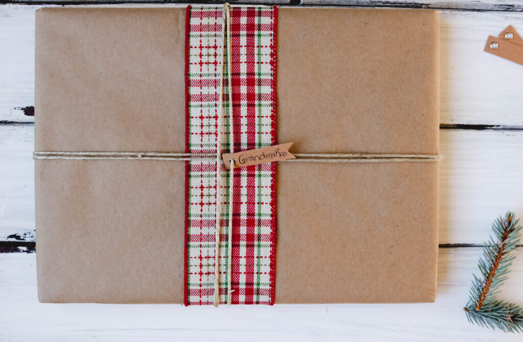 Easy Rustic DIY Christmas Wrapping; Here are three present ideas for you to get creative with for your rustic Xmas gifting! Red Ribbon and twine || Nikki's Plate #rusticgiftwrapping