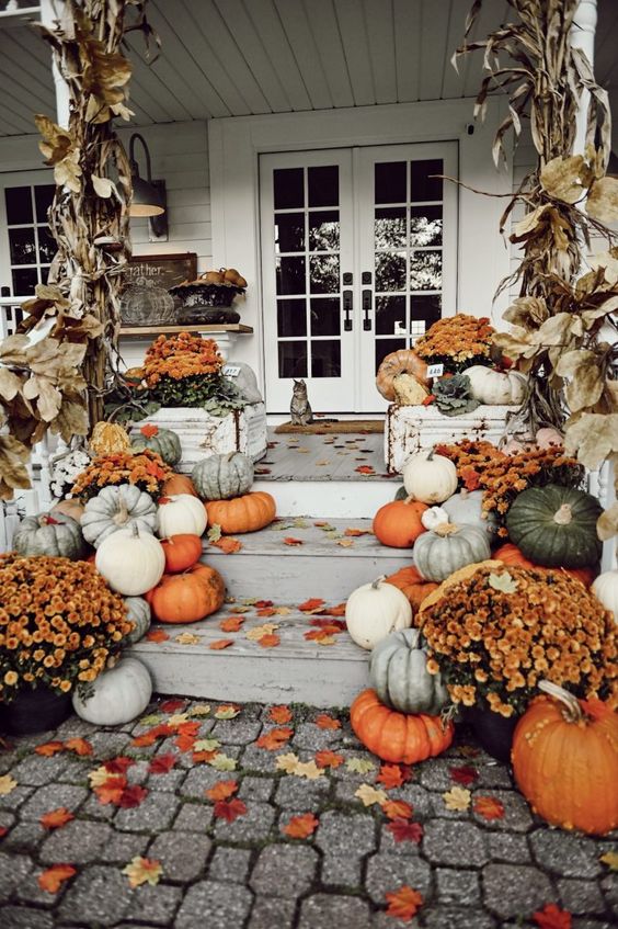 Fall front porch decor must haves; pumpkins, stairs