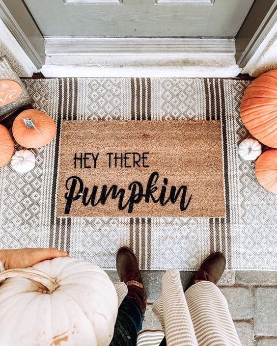 7 Fall Porch Decor Must Haves; hey there pumpkin mat