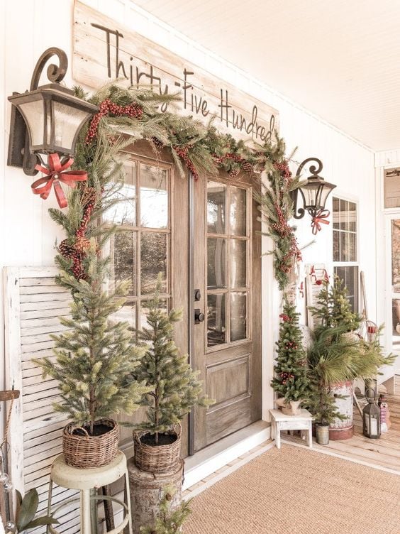 Simple Christmas Front Porch Decor Ideas; farmhouse decor, farmhouse christmas front door, farmhouse christmas front porch decor