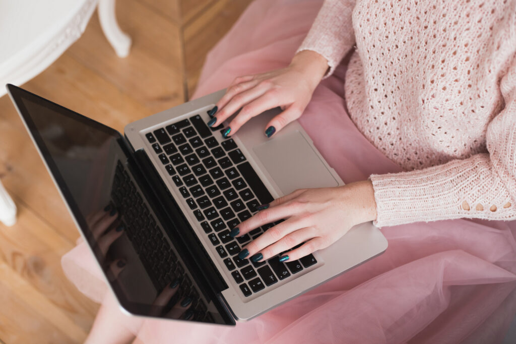 women on laptop blogging