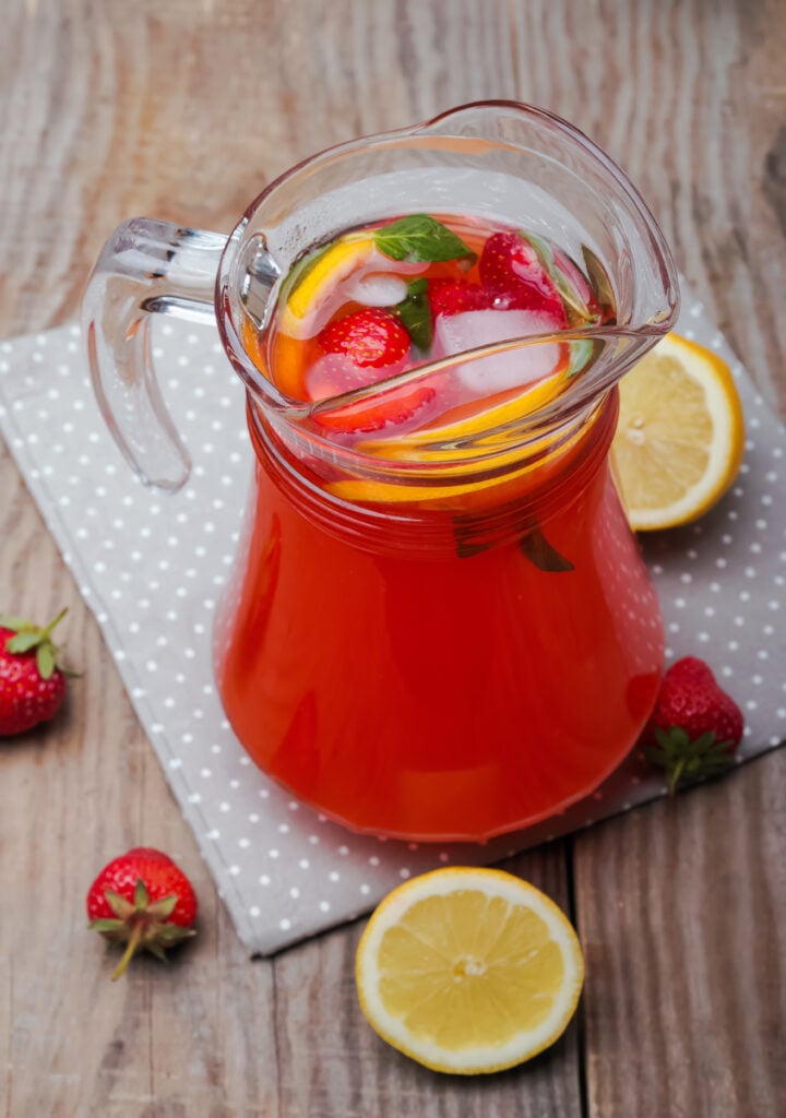 Homemade Strawberry Lemonade Recipe; The perfect homemade strawberry lemonade drink for summer. Naturally sweetened, healthy and refined sugar free! Find here some tips for the best way to create healthy strawberry lemonade at home!