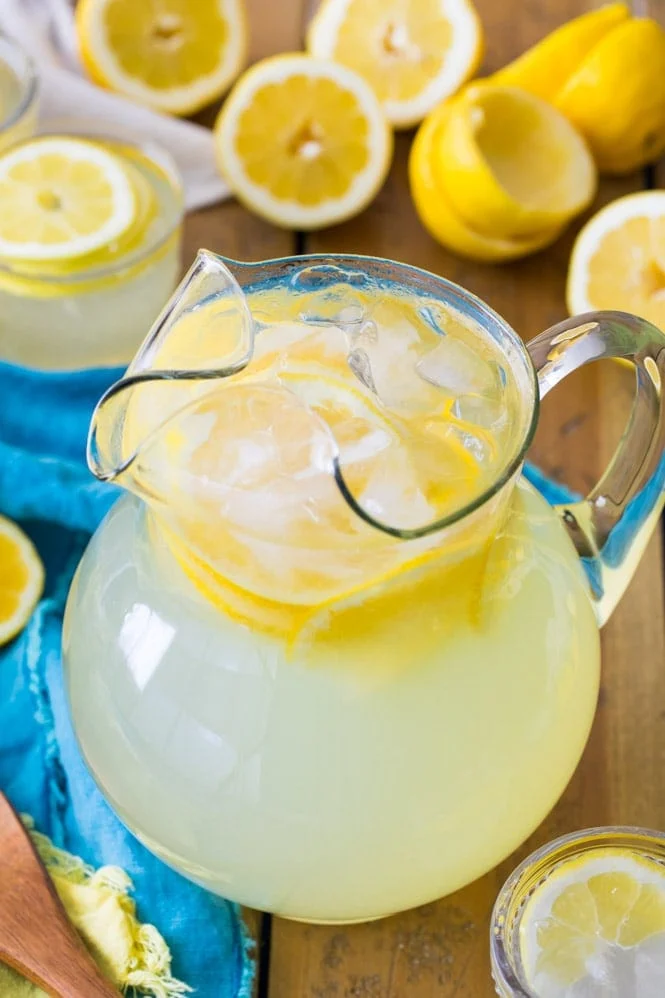 Lemonade Recipe - What to Serve with Shredded BBQ Chicken; here are food + drink recipes and ideas to pair with your favourite shredded BBQ chicken!