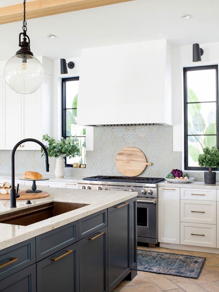 35 Beautiful White Kitchen Cabinets with Brass Hardware; Bring warmth to a bright kitchen design with these brass fixtures!