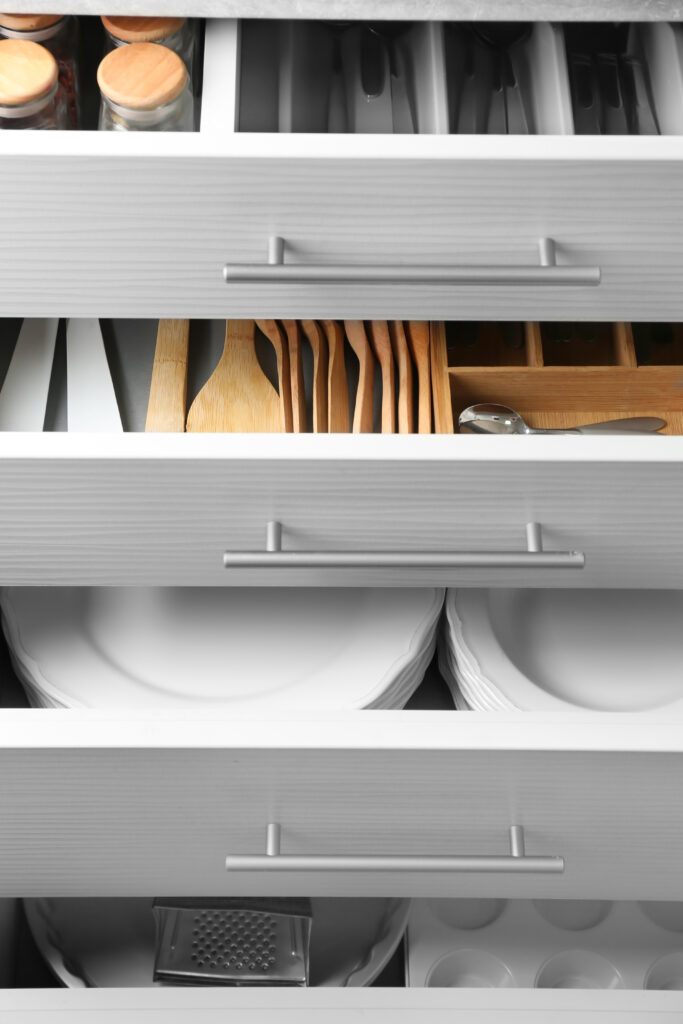 How To Organize Your Kitchen Drawers; tips for organizing your kitchen drawers to  have it look nice while staying functional! Cutlery drawer organization and junk drawer organization!