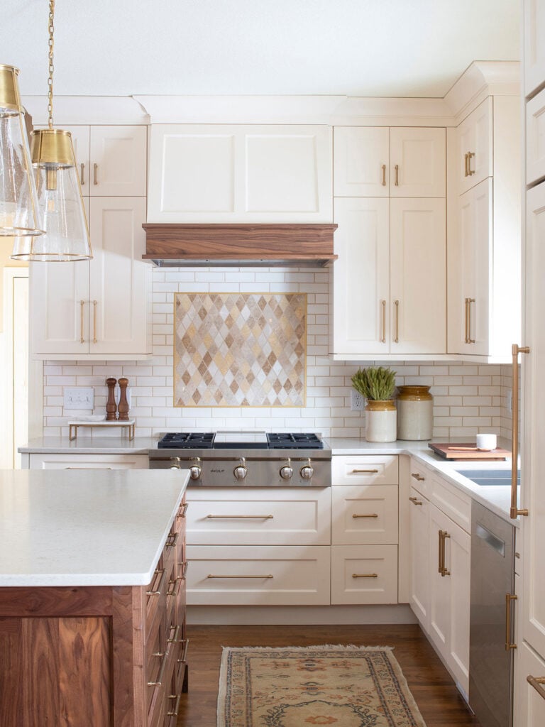 35 Beautiful White Kitchen Cabinets with Brass Hardware; Bring warmth to a bright kitchen design with these brass fixtures!