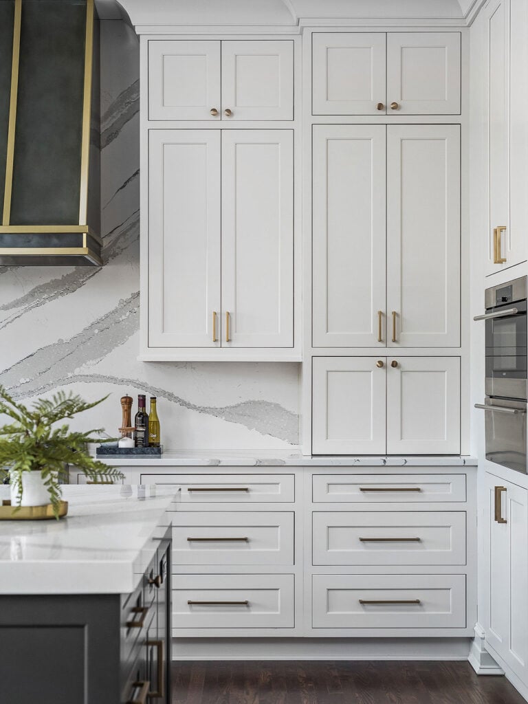 35 Beautiful White Kitchen Cabinets with Brass Hardware; Bring warmth to a bright kitchen design with these brass fixtures!