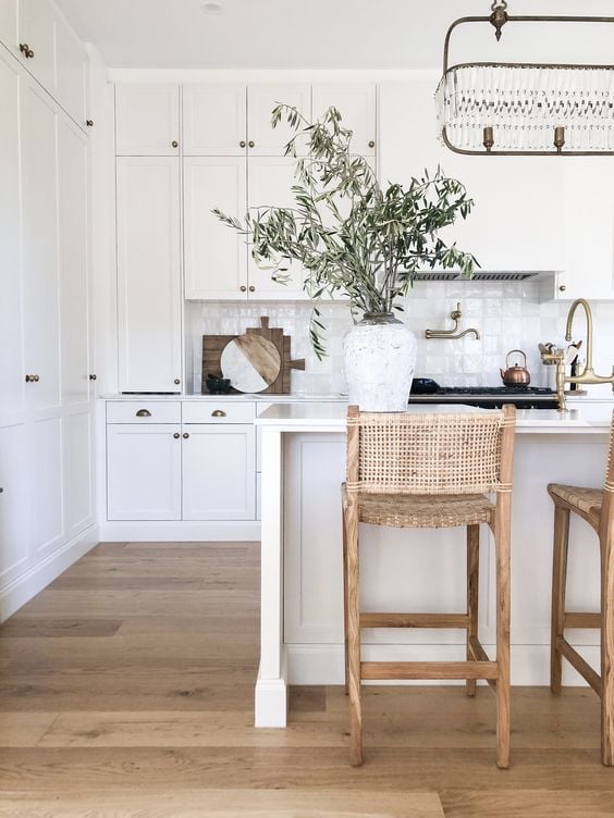 35 Beautiful White Kitchen Cabinets with Brass Hardware; Bring warmth to a bright kitchen design with these brass fixtures!