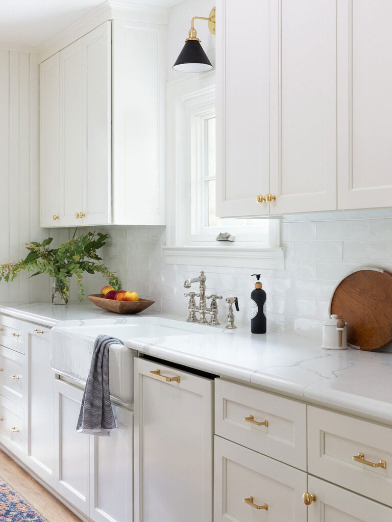 35 Beautiful White Kitchen Cabinets with Brass Hardware; Bring warmth to a bright kitchen design with these brass fixtures!