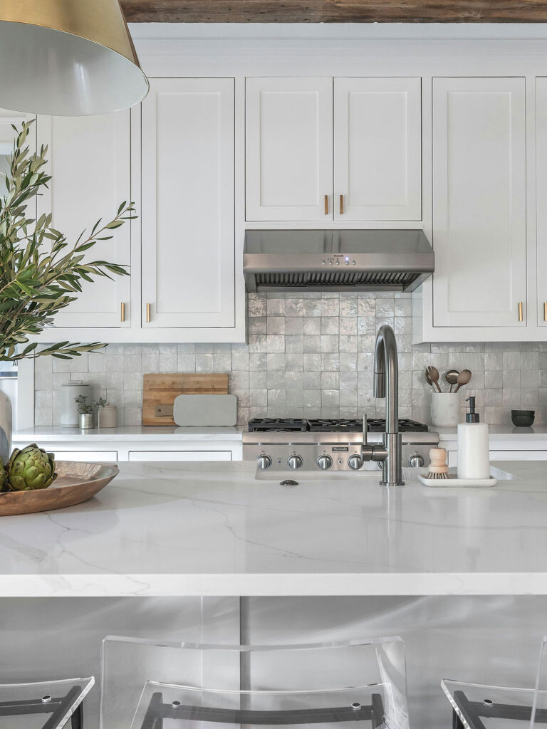 35 Beautiful White Kitchen Cabinets with Brass Hardware; Bring warmth to a bright kitchen design with these brass fixtures!