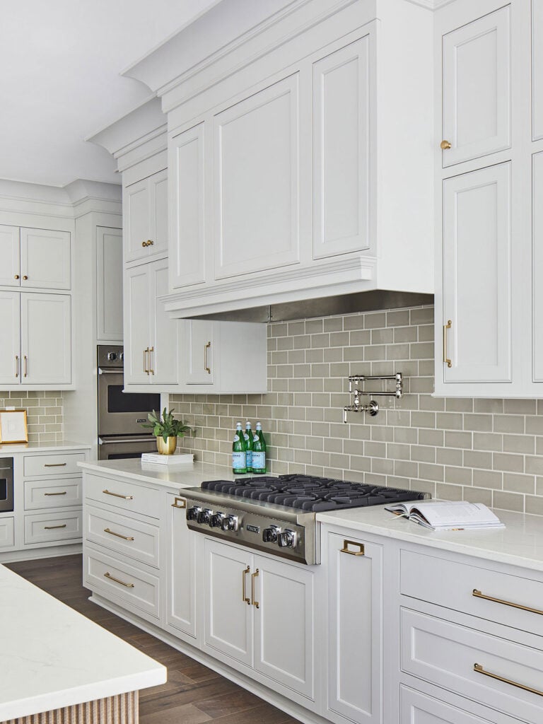 35 Beautiful White Kitchen Cabinets with Brass Hardware; Bring warmth to a bright kitchen design with these brass fixtures!