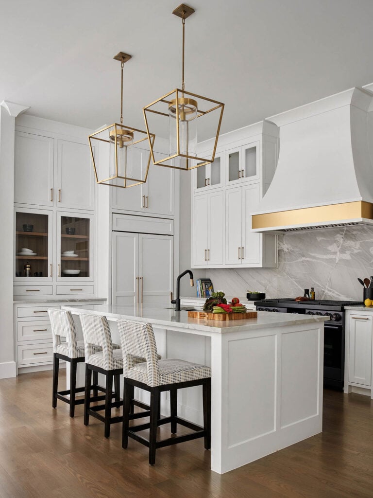 35 Beautiful White Kitchen Cabinets with Brass Hardware; Bring warmth to a bright kitchen design with these brass fixtures!