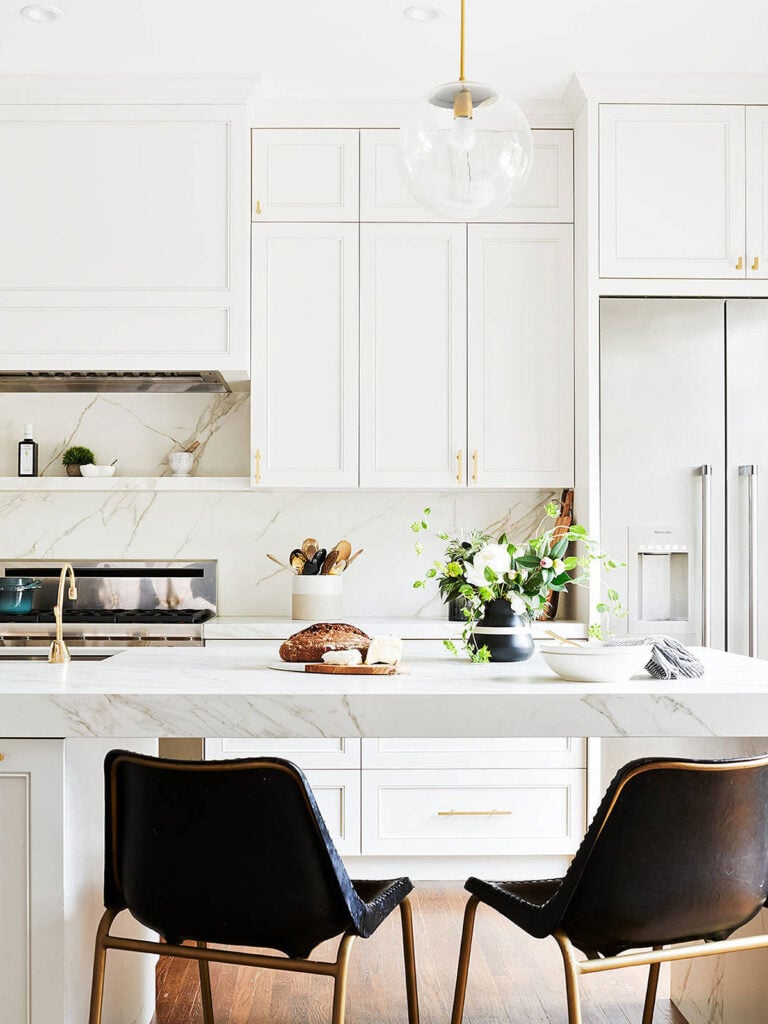 35 Beautiful White Kitchen Cabinets with Brass Hardware; Bring warmth to a bright kitchen design with these brass fixtures!