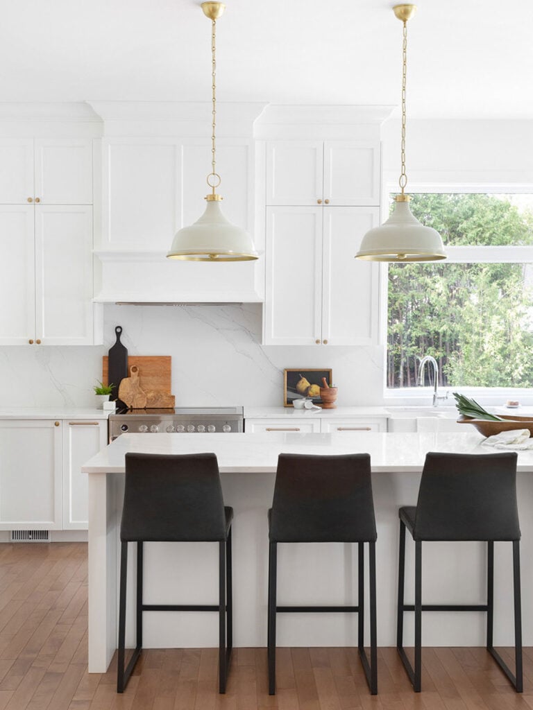 35 Beautiful White Kitchen Cabinets with Brass Hardware; Bring warmth to a bright kitchen design with these brass fixtures!