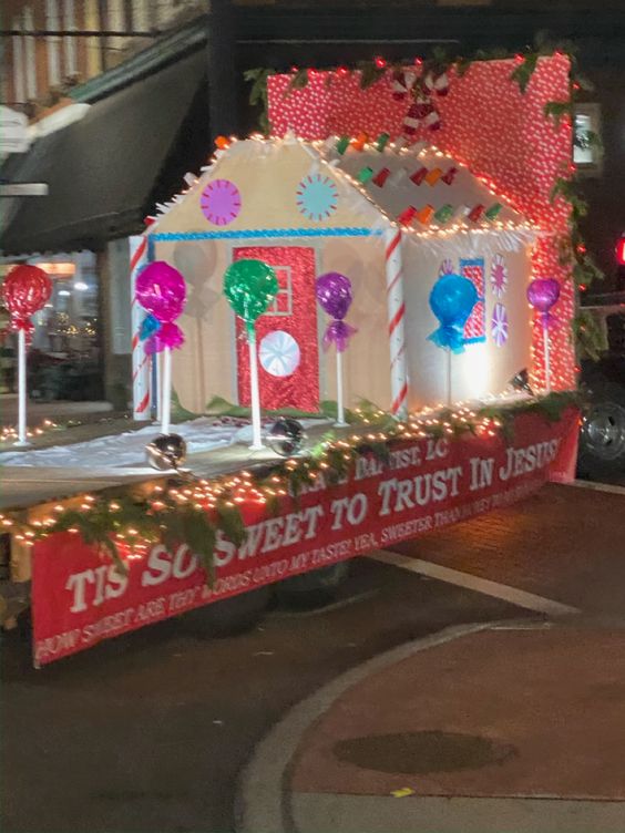 Christmas Float Ideas; Easy vehicle and trailer decor for the perfect Christmas float at the Santa Claus parade!