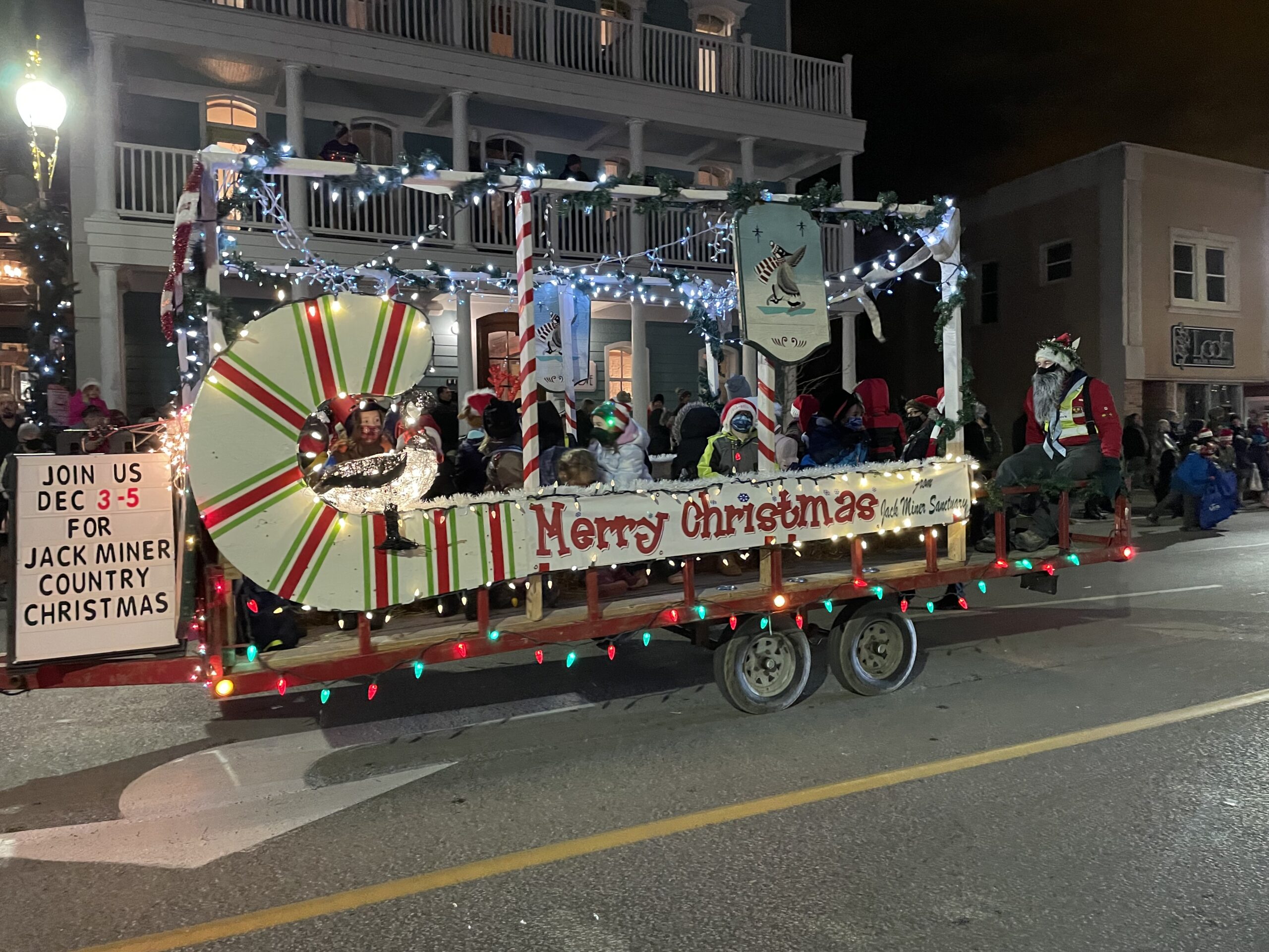 Christmas Float Ideas; Easy vehicle and trailer decor for the perfect Christmas float at the Santa Claus parade!