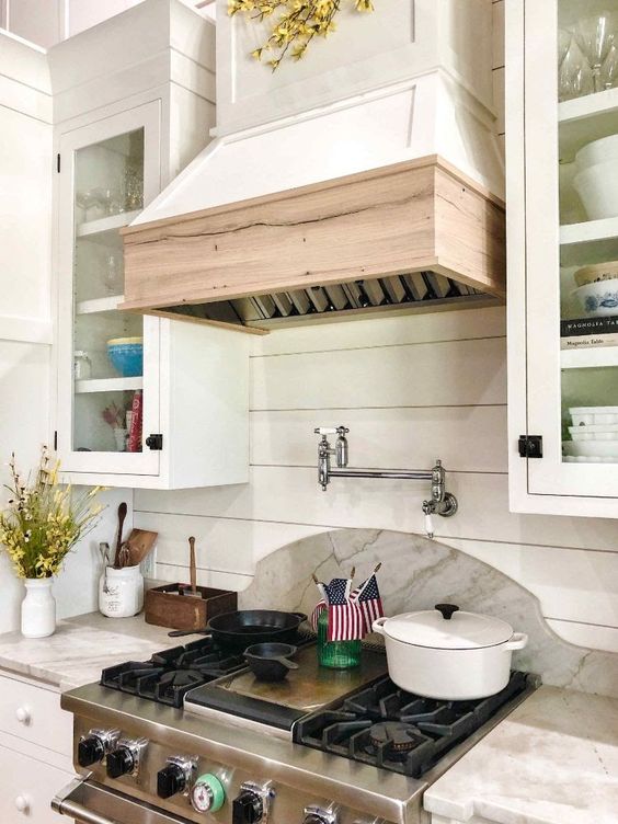 40 Farmhouse Range Hood Ideas to Create the Perfect Kitchen