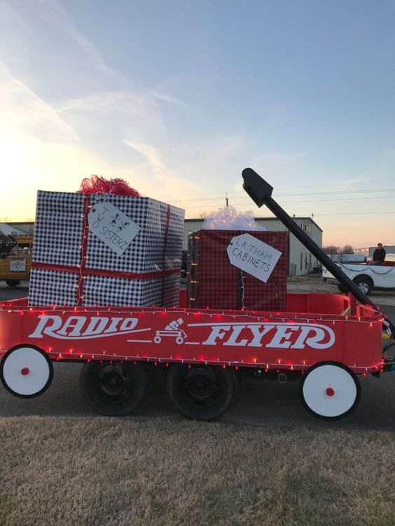 Christmas Float Ideas; Easy vehicle and trailer decor for the perfect Christmas float at the Santa Claus parade!