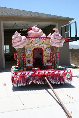 Christmas Float Ideas; Easy vehicle and trailer decor for the perfect Christmas float at the Santa Claus parade!