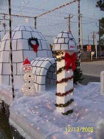 Christmas Float Ideas; Easy vehicle and trailer decor for the perfect Christmas float at the Santa Claus parade!