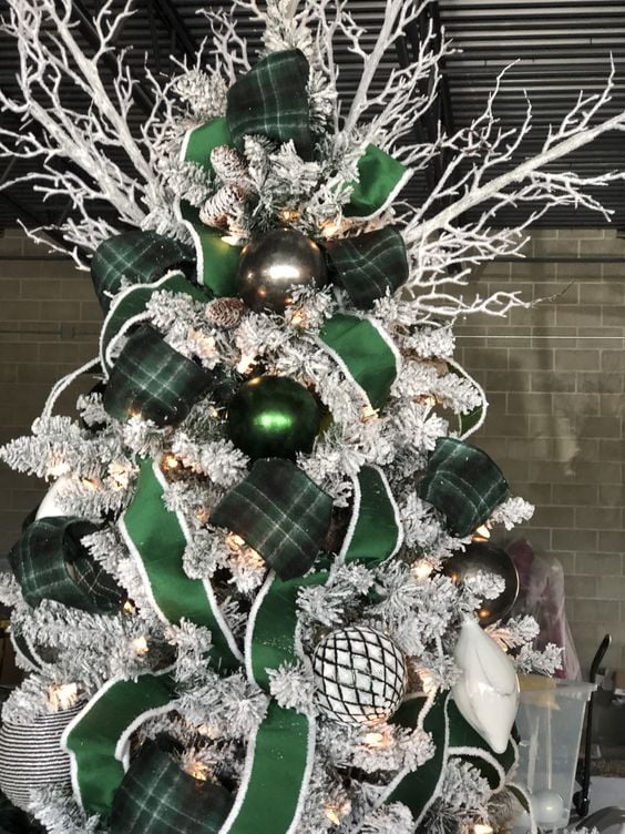 Beautiful Emerald Green Christmas Decorations; a round up of green Christmas decor, green Christmas tree decorating ideas, emerald green Christmas ornaments, emerald green Christmas tree and more!