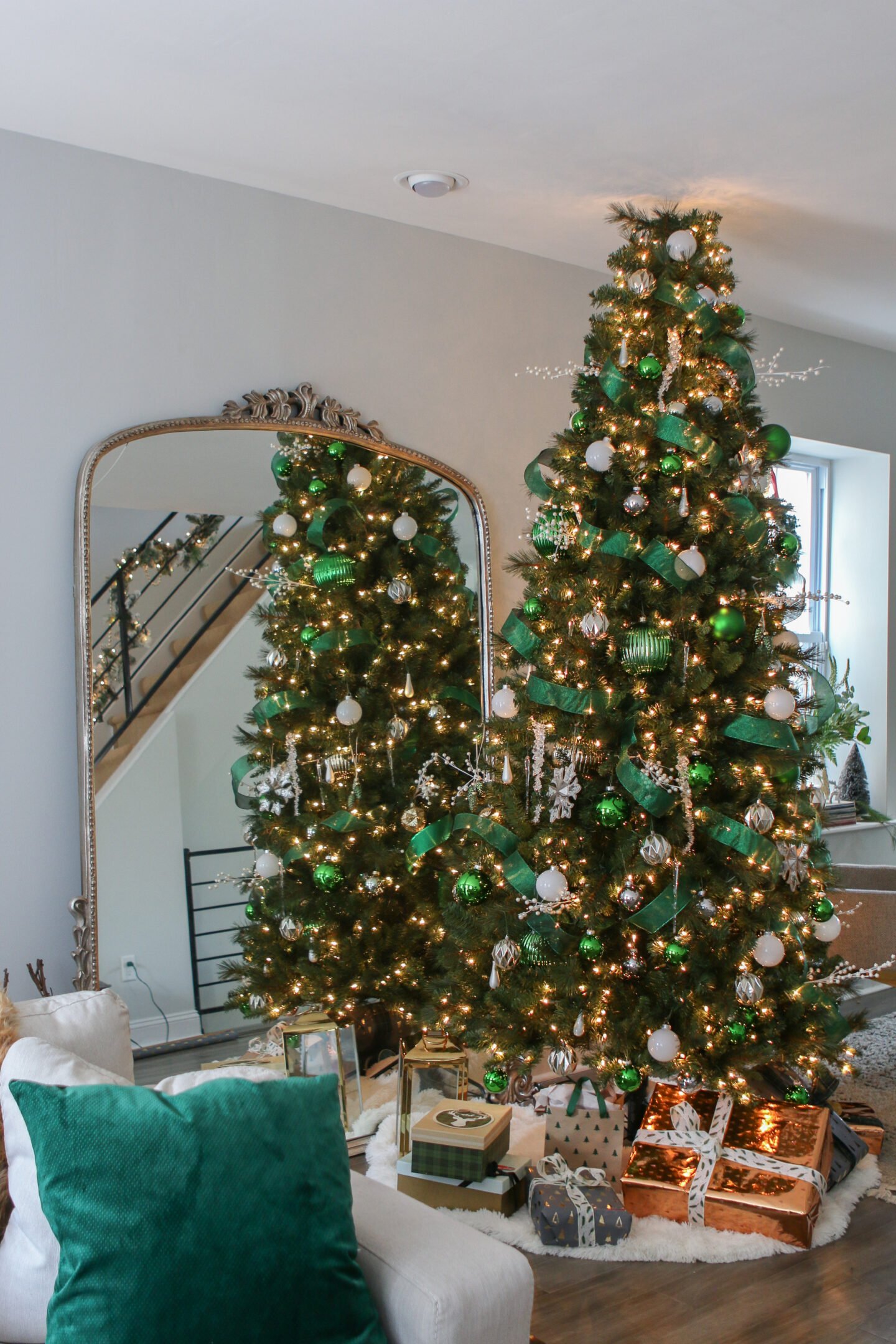 Beautiful Emerald Green Christmas Decorations; a round up of green Christmas decor, green Christmas tree decorating ideas, emerald green Christmas ornaments, emerald green Christmas tree and more!