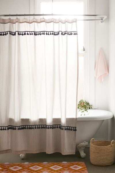 Farmhouse Shower Curtain Ideas; Farmhouse shower curtains are a great way to bring country life into your bathroom. Here are Farmhouse style shower curtains for your own bathroom!