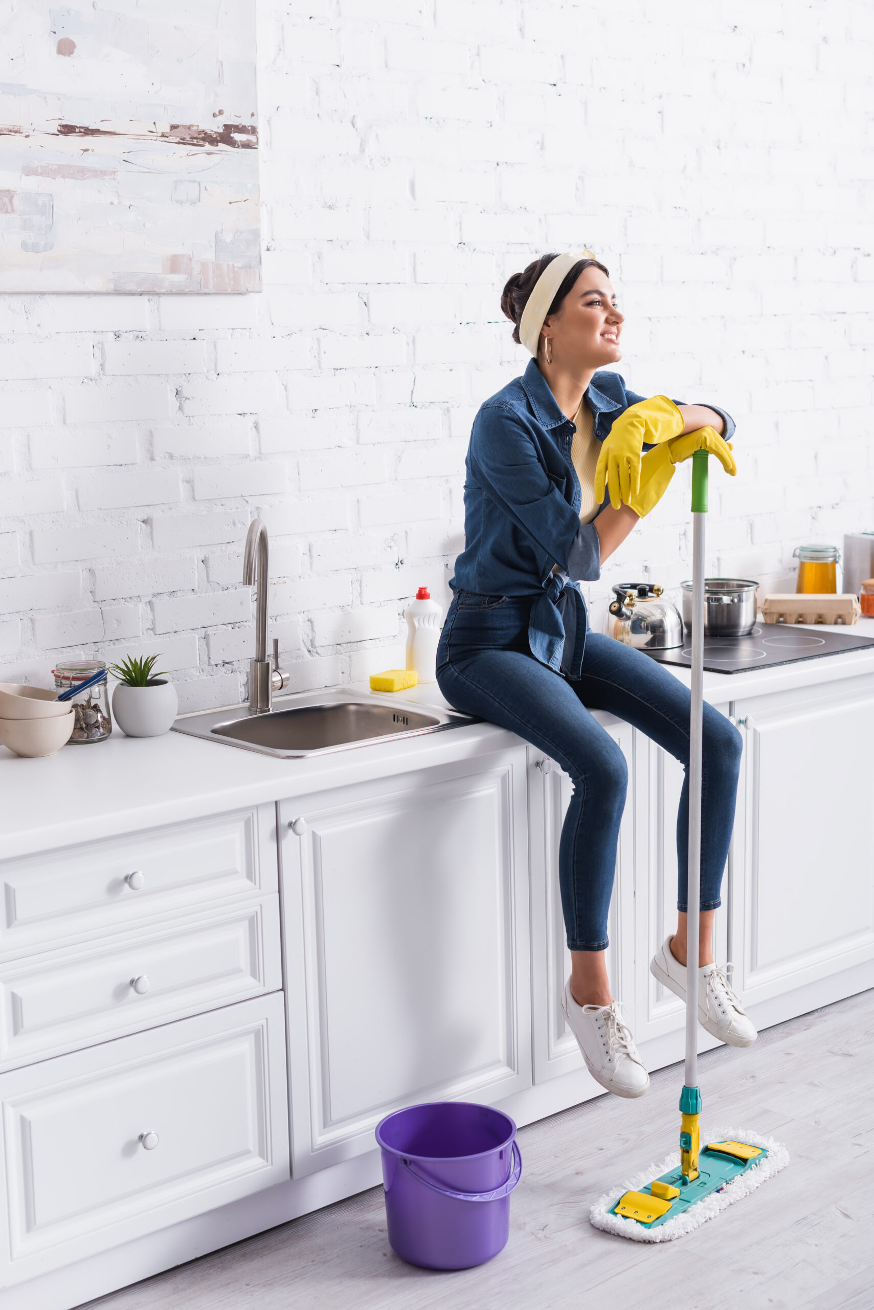10 Tips on How to Clean Your Home Faster: quick and efficient cleaning ideas and tips. Spring cleaning advice and cleaning checklist