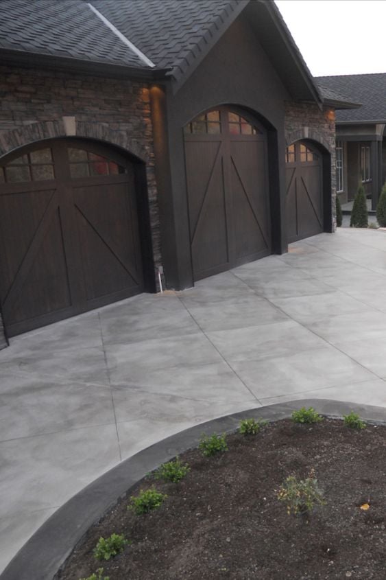 Beautiful Driveway Ideas; whether you want to use concrete, pavers, or gravel on your driveways, here are some driveway options and designs to choose from!