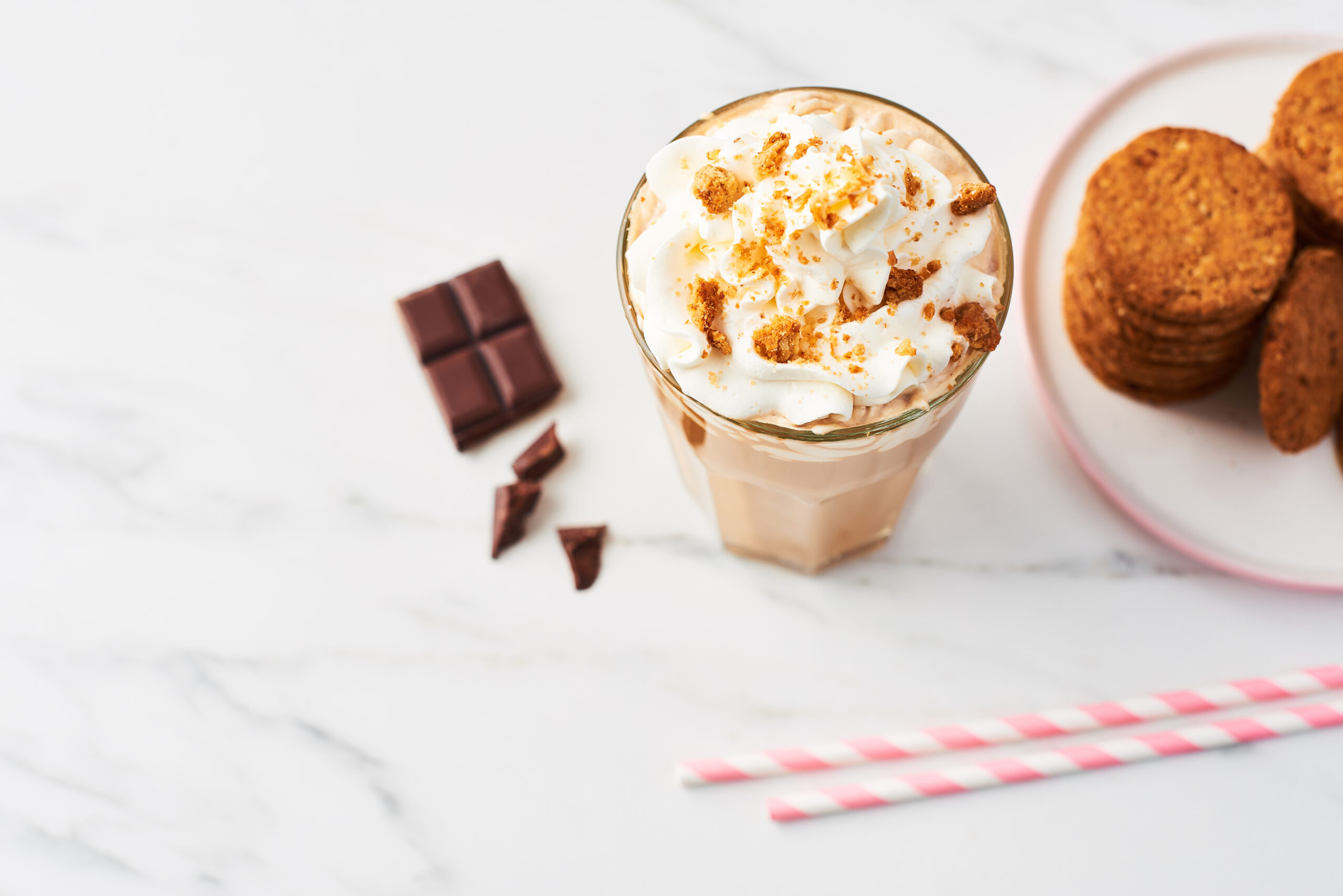 Healthy Iced Mocha Latte Recipe; a refreshing morning drink. It's bold and full of chocolate flavor, yet smooth and not too strong. It's the perfect pick-me-up with a splash of caffeine.