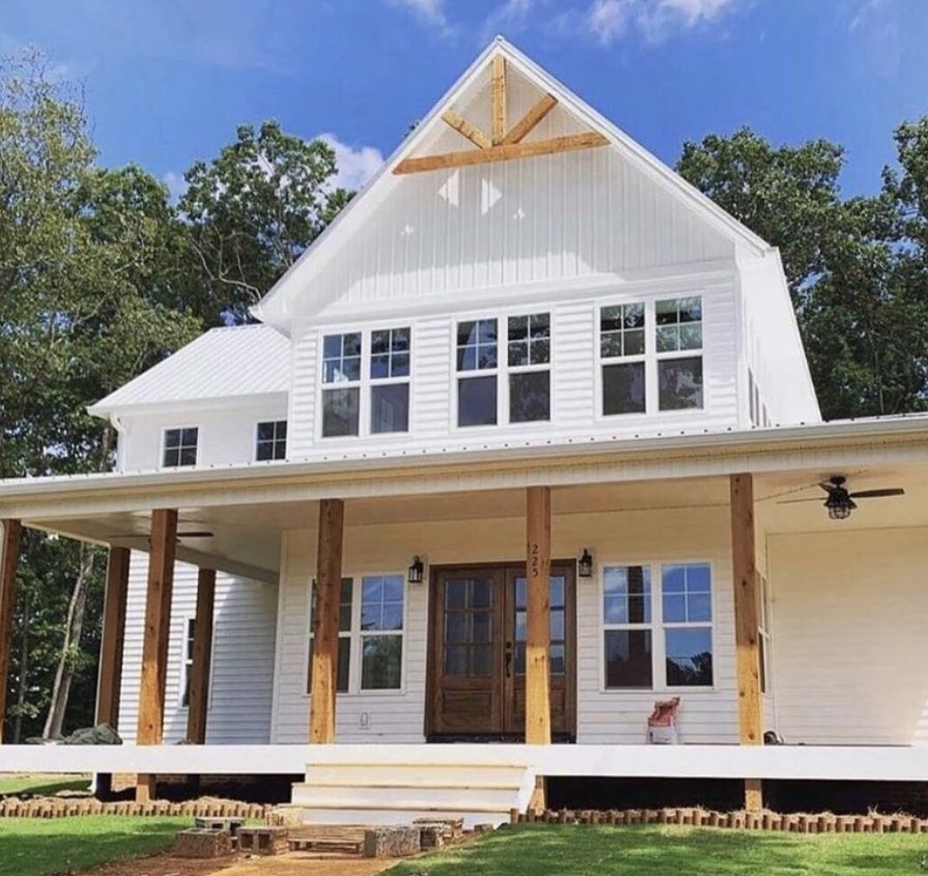 Are you looking to give your home a charming and rustic look? Look no further than the farmhouse exterior design. This style has become increasingly popular in recent years, with its timeless appeal and cozy aesthetic. In this post, we will explore the key elements of farmhouse exterior design, popular styles, and tips for achieving the perfect farmhouse look.