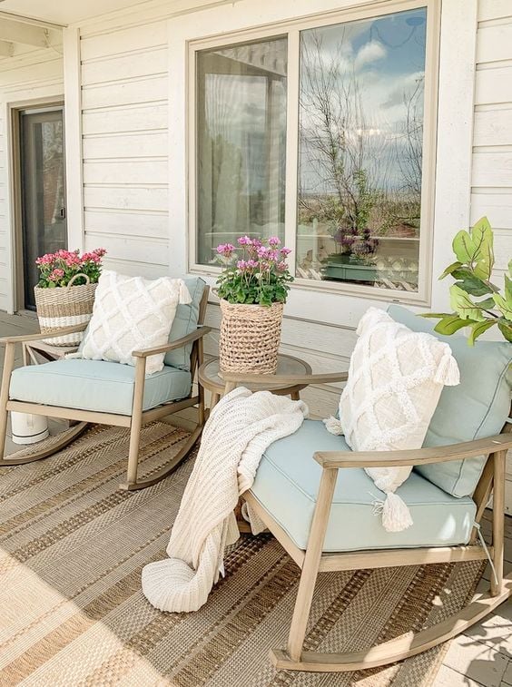 10 Beautiful front porch ideas will give you inspiration for your own porch. Take your front porch from ordinary to extraordinary with these quick and easy tips.