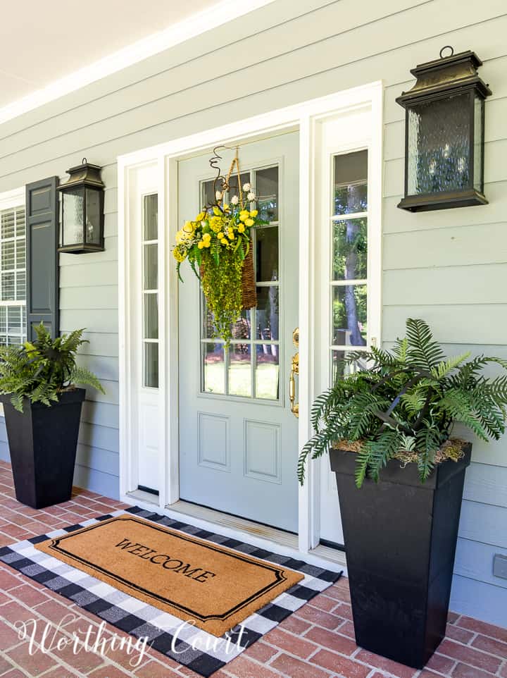 10 Beautiful front porch ideas will give you inspiration for your own porch. Take your front porch from ordinary to extraordinary with these quick and easy tips.