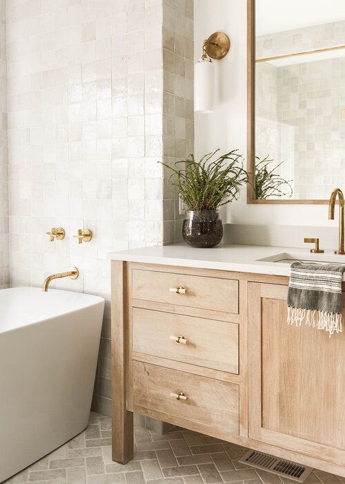 Looking to transform your bathroom into a stylish sanctuary? Check out these 6 bathroom decor tips that will help you create a cozy and inviting space. From adding pops of color to incorporating greenery and artwork, these tips will have your bathroom looking and feeling amazing.
