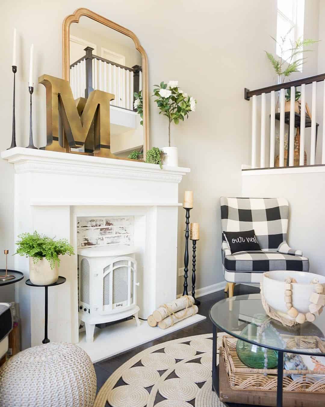 Mirror above fireplace ideas; In neutral rooms, the addition of brass and gold tones brings a cozy and welcoming atmosphere. To achieve an elegant effect, consider pairing the mirror with another decor piece in a similar or contrasting metal finish, creating a harmonious and visually appealing display like in this photo!