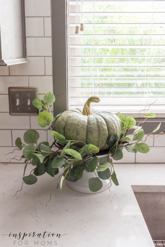 Transform your home into a cozy autumn oasis with these 10 easy and affordable ways to decorate for fall. From festive wreaths to pumpkins and everything in between, these ideas will help you add warm and inviting touches to your living space. Get inspired and embrace the beauty of fall in your home this year.