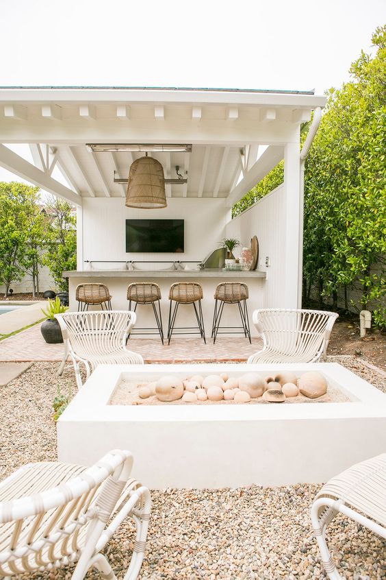 Transform your outdoor space into a serene retreat with these expert tips and tricks. Discover secrets to create an outdoor oasis that both enhances your home's aesthetic and offers a blissful escape. Whether you have a small balcony or a spacious backyard, this guide has everything homeowners need to bring luxury and relaxation to their outdoor living areas.