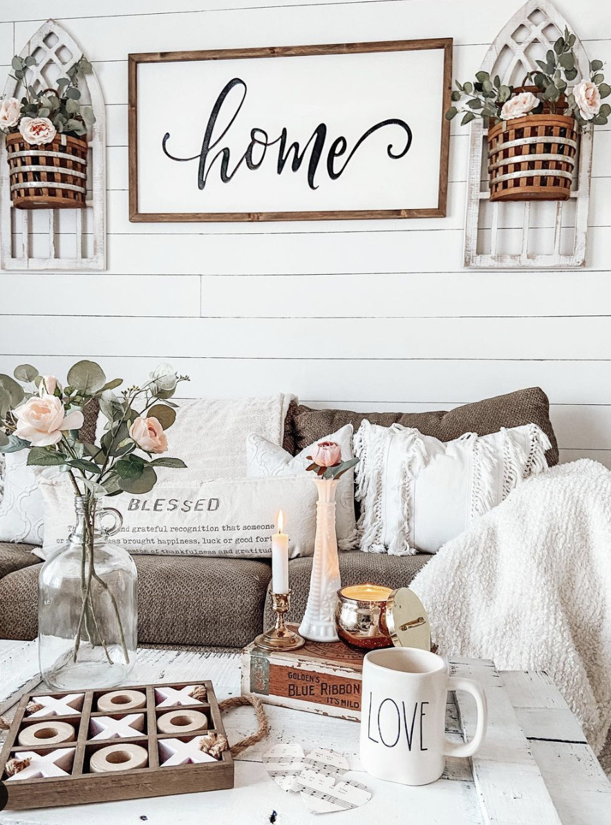 How to decorate a coffee table farmhouse style; If you are looking for coffee table decor ideas but farmhouse style, this post is for you! Here you will find farmhouse coffee table designs for the inspiration you need to style your own rustic coffee table!