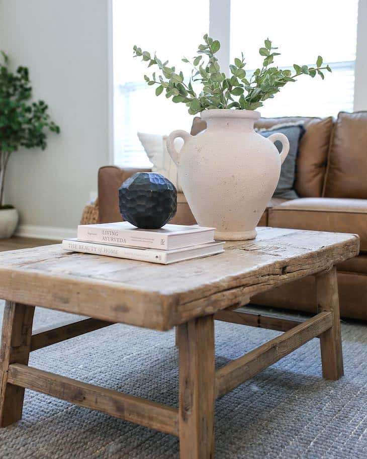 How to decorate a coffee table farmhouse style; If you are looking for coffee table decor ideas but farmhouse style, this post is for you! Here you will find farmhouse coffee table designs for the inspiration you need to style your own rustic coffee table!