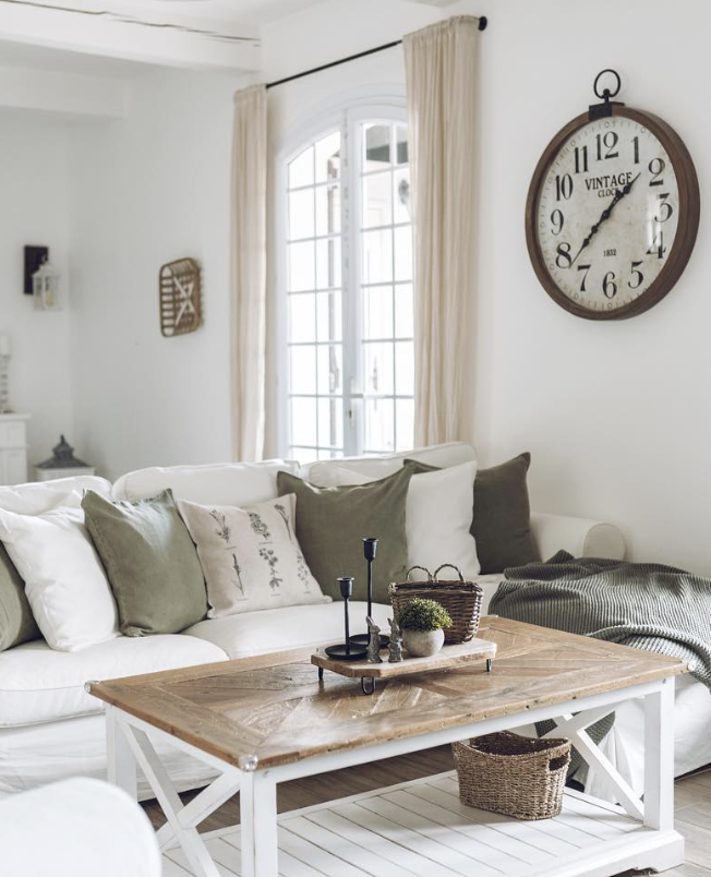 How to decorate a coffee table farmhouse style; If you are looking for coffee table decor ideas but farmhouse style, this post is for you! Here you will find farmhouse coffee table designs for the inspiration you need to style your own rustic coffee table!