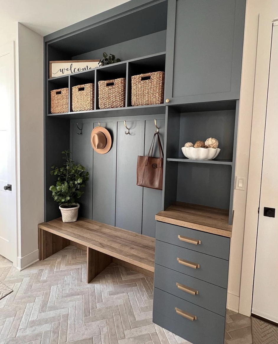 Here are 30 innovative mudroom bench ideas that cater to every style, from minimalist to rustic, to elevate your entryway, maximize storage, and keep your home organized.