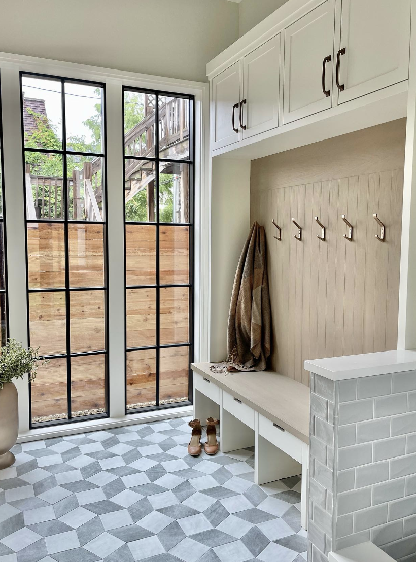 Here are 30 innovative mudroom bench ideas that cater to every style, from minimalist to rustic, to elevate your entryway, maximize storage, and keep your home organized.