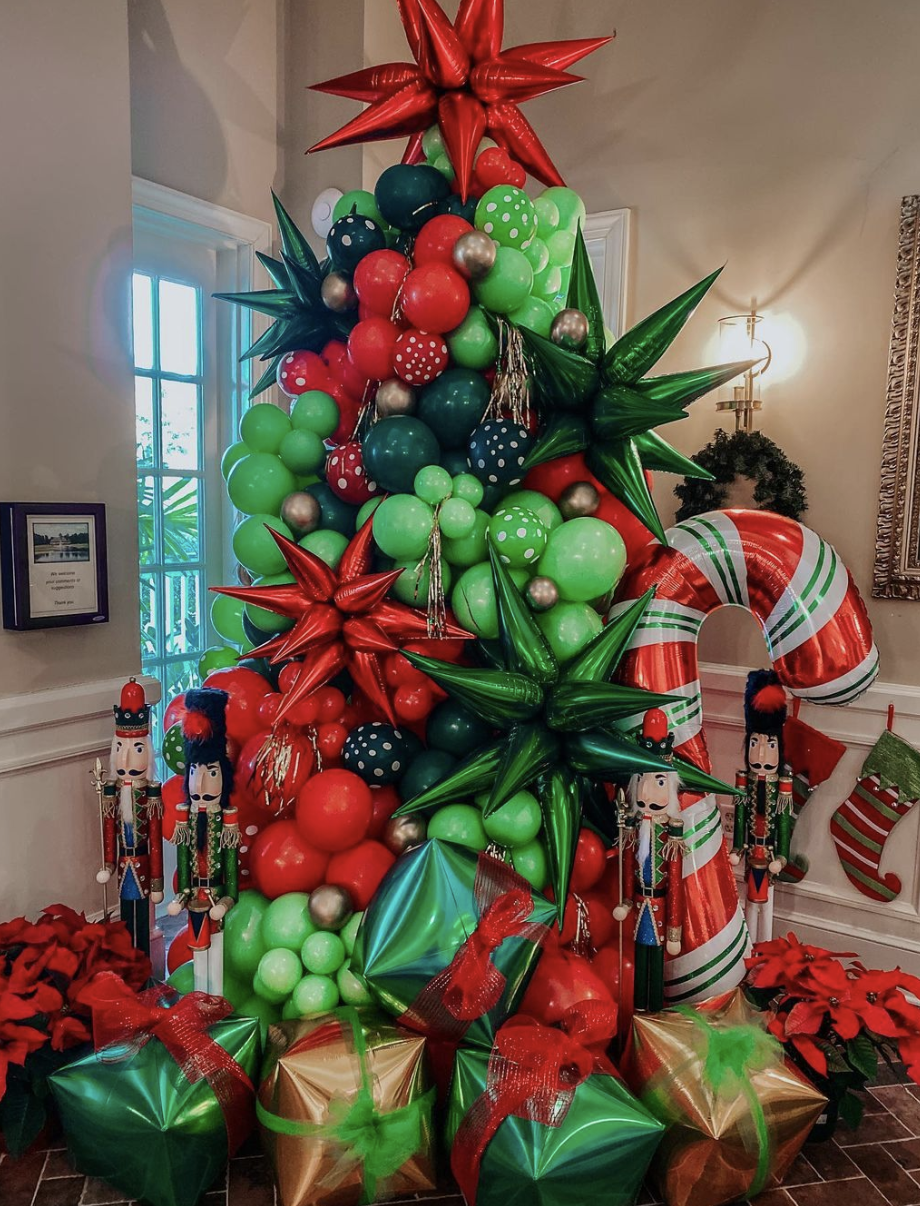 25 Balloon Christmas Tree Ideas: A vibrant and creative balloon Christmas tree constructed from various sizes of balloons arranged in a classic tree shape, with colorful mini balloon ornaments. The tree gives a festive and unique twist to traditional holiday decor.