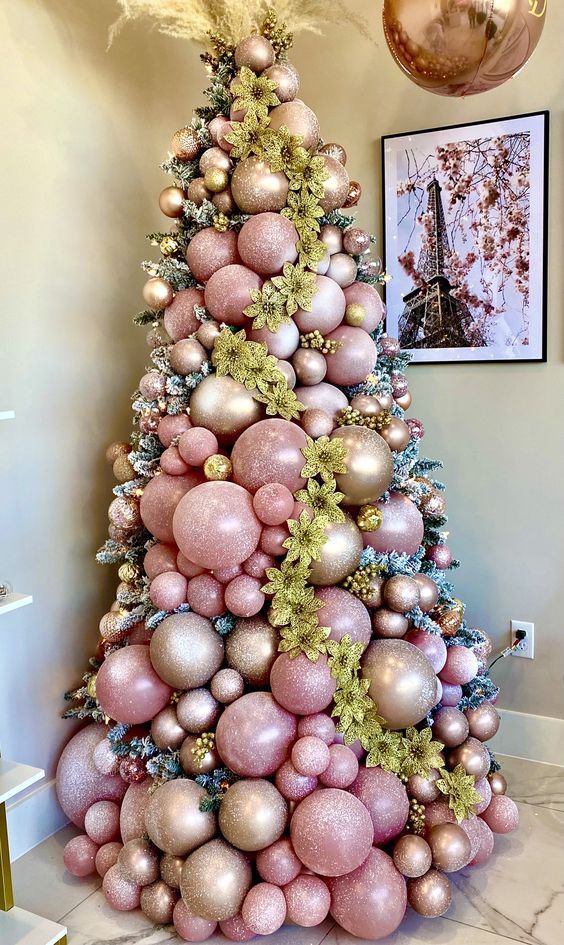 25 Balloon Christmas Tree Ideas: A vibrant and creative balloon Christmas tree constructed from various sizes of balloons arranged in a classic tree shape, with colorful mini balloon ornaments. The tree gives a festive and unique twist to traditional holiday decor.