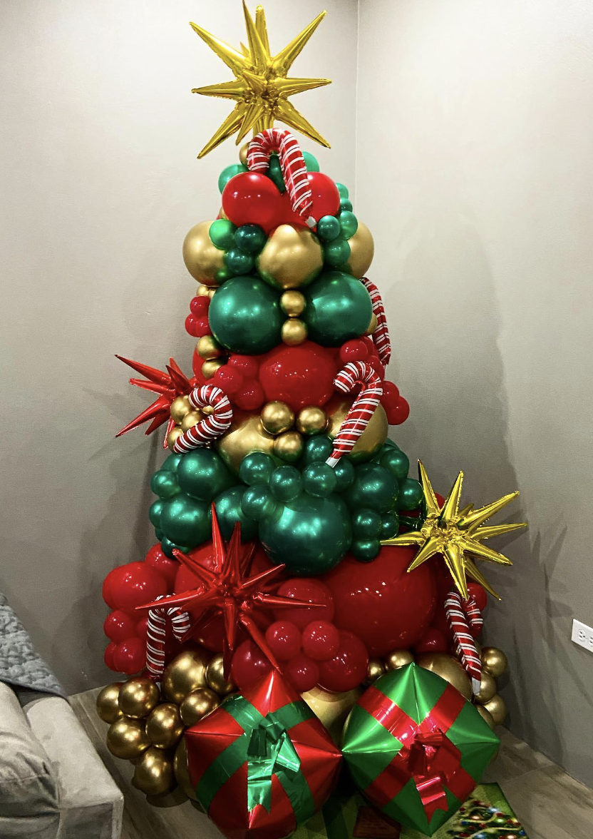 25 Balloon Christmas Tree Ideas: A vibrant and creative balloon Christmas tree constructed from various sizes of balloons arranged in a classic tree shape, with colorful mini balloon ornaments. The tree gives a festive and unique twist to traditional holiday decor.