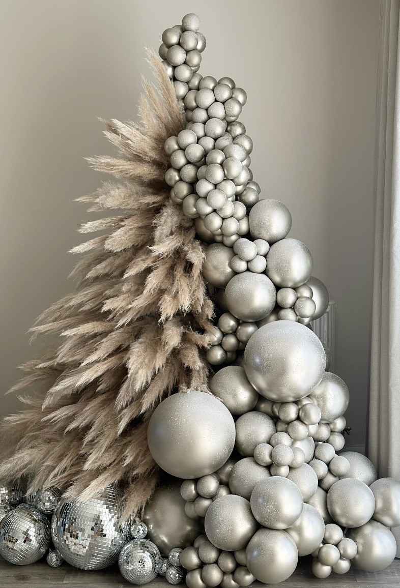 25 Balloon Christmas Tree Ideas: A vibrant and creative balloon Christmas tree constructed from various sizes of balloons arranged in a classic tree shape, with colorful mini balloon ornaments. The tree gives a festive and unique twist to traditional holiday decor.