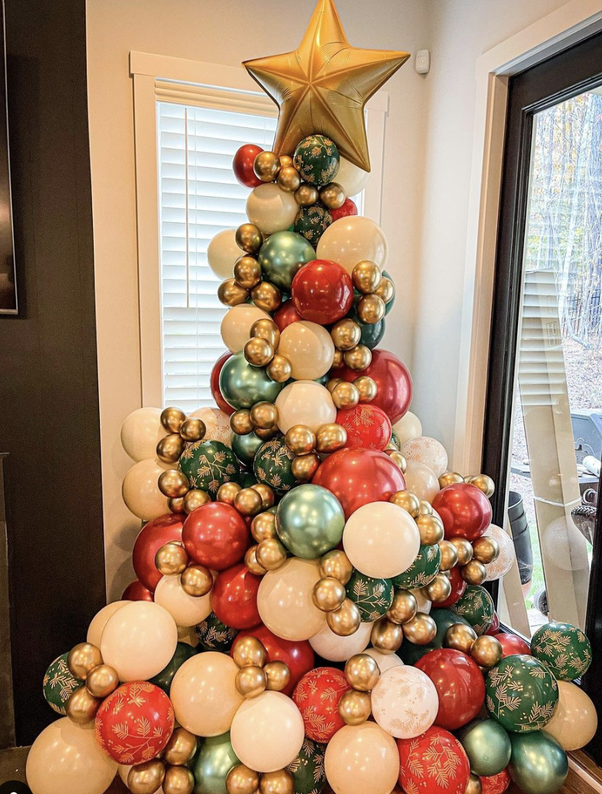 25 Balloon Christmas Tree Ideas: A vibrant and creative balloon Christmas tree constructed from various sizes of balloons arranged in a classic tree shape, with colorful mini balloon ornaments. The tree gives a festive and unique twist to traditional holiday decor.